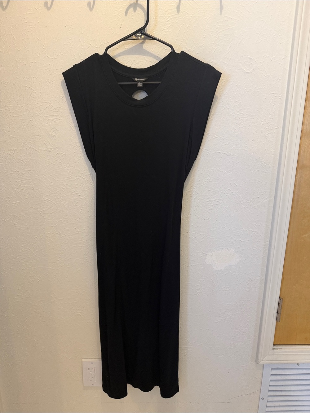 Versona Black Sleeveless Midi Dress